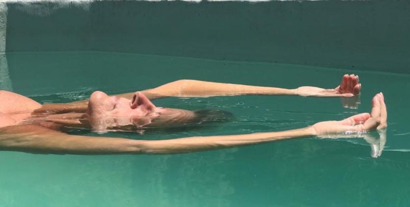 Anne im Wasser Yoga für Hochsensible